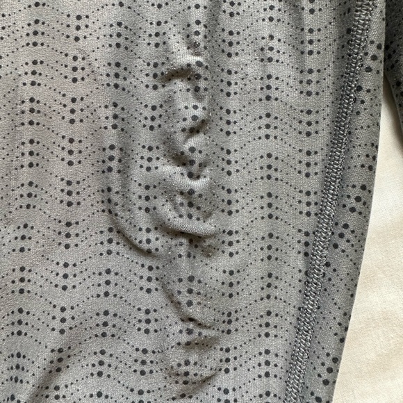 Nike Dri-Fit 3/4 Leggings Legend Pant in Gray and Black Wave Dot Design XS - Picture 4 of 7